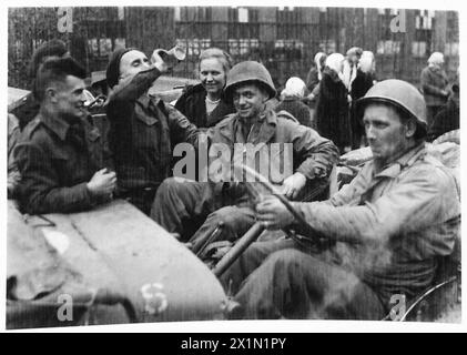 P.O.W. VIE EN ALLEMAGNE - Un long verre de bienvenue pour un prisonnier de guerre britannique. Les troupes américaines de la 9e armée ont apporté de la nourriture, des cigarettes et des cigares pour les prisonniers de guerre à Oflag 79, armée britannique, 21e groupe d'armées Banque D'Images