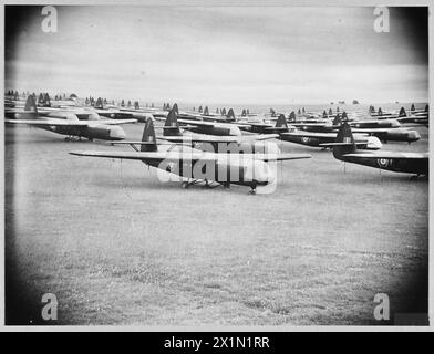 Station d'entraînement du Royal Air Force transport Command à Netheravon en 1945, montrant de nombreux planeurs disposés pour l'instruction et la formation opérationnelle. Banque D'Images