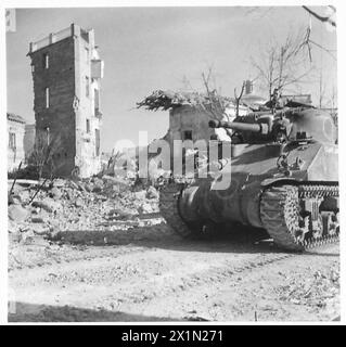 ITALIE : HUITIÈME ARMYTHE VIE D'Un CHAR - le char sort D'Ortona, armée britannique Banque D'Images