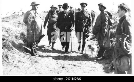 MR.WINSTON CHURCHILL VISITE LE NORD-EST - des hommes en équipement antigaz en service à un endroit que le premier ministre a visité, l'armée britannique Banque D'Images