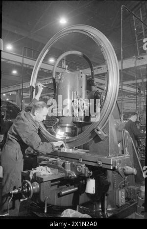 NAISSANCE D'Un CHAR BRITANNIQUE : PRODUCTION DE CHAR EN ANGLETERRE, 1941 - cet ouvrier assemble l'anneau sur lequel tournera la tourelle de char Crusader dans cette usine, quelque part en Angleterre, 1941, Banque D'Images