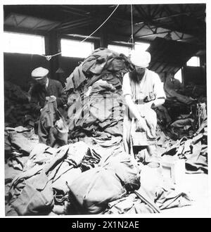 ROYAL ORDINANCE CORPS : RETURNED STORES DEPOT - recherche de vêtements pour des munitions ou d'autres articles laissés dans les poches, armée britannique Banque D'Images