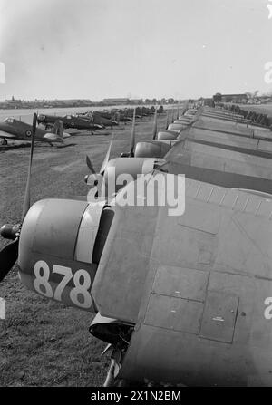 LES PILOTES DE LA MARINE BRITANNIQUE S'ENTRAÎNENT EN AMÉRIQUE POUR LA GUERRE CONTRE LE JAPON. NOVEMBRE 1944, ÉTATS-UNIS. PLUSIEURS CENTAINES DE PILOTES NAVALS BRITANNIQUES DE LA FLOTTE AÉRIENNE SE SONT ENTRAÎNÉS EN AMÉRIQUE CÔTE À CÔTE AVEC DES CADETS AMÉRICAINS POUR SERVIR DANS LES OCÉANS PACIFIQUE ET INDIEN. SOUS LE COMMANDEMENT D'INSTRUCTEURS AMÉRICAINS, ILS SUIVENT D'ABORD UNE FORMATION AÉRIENNE PRIMAIRE DE LA NAVY À BUNKER HILL, INDIANA, PUIS SE RENDENT À PENSACOLA, JACKSONVILLE ET FORT LAUDERDALE, TOUS DANS L'ÉTAT DE FLORIDE. À CE STADE, ILS PARTENT POUR LE MAINE, OÙ À BRUNSWICK ET LEWISTON, ILS SONT CONVERTIS AUX MÉTHODES BRITANNIQUES ET ONT DES EXERCICES D'ATTERRISSAGE SUR PONT, JUSQU'AU JOUR VENU FO Banque D'Images