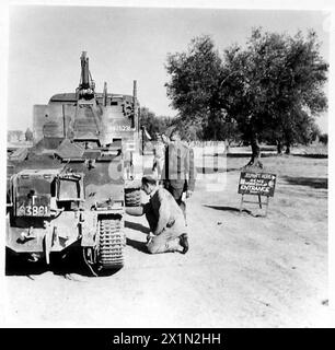 ITALIE : HUITIÈME ARMÉE : SÉRIE REME - long plan de porte-avions derrière le remorquage de Scammel avec planche REME en arrière-plan, armée britannique Banque D'Images