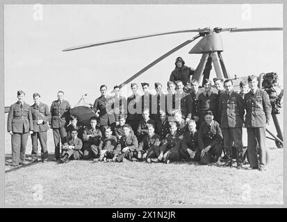 Le personnel au sol et un pilote de la Royal Air Force sont positionnés avec un autogyre pendant les opérations en Grande-Bretagne. Banque D'Images