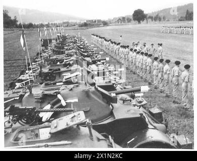 LIEUT. LE GÉNÉRAL MCCREERY ASSISTE AU STAND DOWN OF 27 LANCERS - LIEUT. Le général McCreery inspecte les hommes du 27th Lancers alignés devant leurs voitures blindées, l'armée britannique Banque D'Images