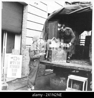 ITALIE : HUITIÈME ARMYBLOOD BANK EN ITALIE - Capt. M.G. Sutton, RAMC pf 6 Holland Park Avenue, Londres, W.ll et l/CPL. J.H. Watson de 60 Elm Drive, équipé Les Albans vérifient une nouvelle réserve de sang qui vient d'être reçue de la base, armée britannique Banque D'Images