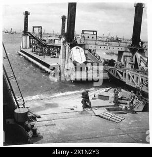 PHOTOGRAPHIES DU PORT PRÉFABRIQUÉ ETC - LST Pierhead montrant des rampes, une portée télescopique et un ponton tampon, armée britannique, 21e groupe d'armées Banque D'Images