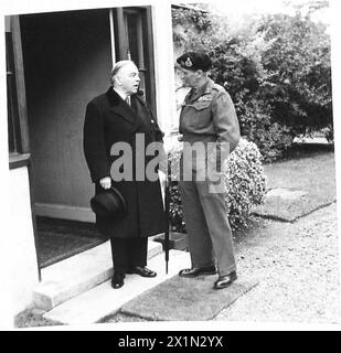 LE PREMIER MINISTRE DU CANADA REND VISITE AU GÉNÉRAL MONTGOMERY - Mr. Mackenzie King avec le général Montgomery photographié à l'extérieur de la H. Q du général, armée britannique Banque D'Images