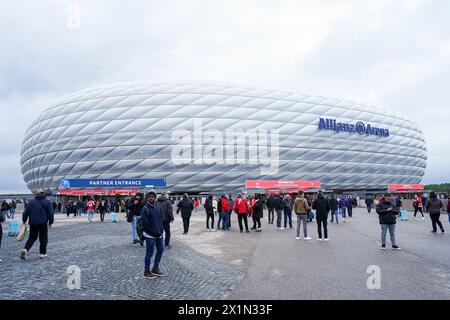 Munich, Allemagne. 17 avril 2024. Munich, Allemagne, 17 avril 13 mars 2024 : vue générale à l'extérieur de l'Allianz Arena avant le match de football en quart de finale de l'UEFA Champions League entre le FC Bayern Munich et l'Arsenal FC à l'Allianz Arena de Munich, en Allemagne. (Daniela Porcelli/SPP) crédit : SPP Sport Press photo. /Alamy Live News Banque D'Images