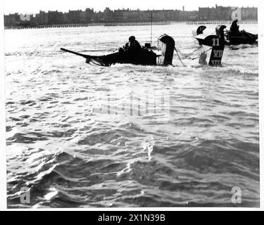 ESSAIS DE PASSAGE À GUÉ - Un char Stuart se déplaçant à travers 6 pieds De l'eau, armée britannique Banque D'Images