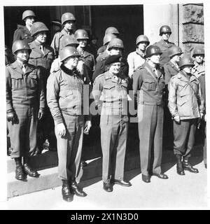 PRÉLUDE À L'ASSAUT DU RHIN - le C-en-C avec Lieut. Général W.H. Simpson, G.O.C. 9e armée, commandants de corps et commandants de division après la conférence, armée britannique, 21e groupe d'armées Banque D'Images