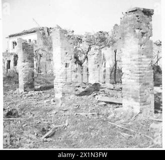 ITALIE : HUITIÈME ARMYDESOLATION À VILLA GRANDE - cela aurait pu arriver à toutes les villes d'Italie si elle n'avait pas capitulé. En entrant pour la première fois dans la ville de Villa Grande, il est impossible de trouver le nom de la ville, car tous les panneaux ont été détruits dans les combats. La ville n'a pas de population civile, et il n'y a pas une maison complète debout. Même les quelques soldats bloqués dans la ville ont trouvé extrêmement difficile de trouver une pièce qui n'a pas souffert de l'holocauste de la guerre qui a fait rage dans et autour de la ville. Il y a quelques animaux morts, qui augmentent l'air de la mort et de la désolation. T Banque D'Images