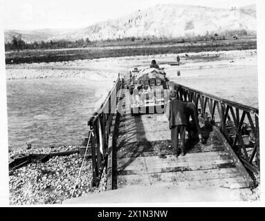 ITALIE : LES 8E TROUPES ZÉLANDAISES DE l'ARMYNEW AVANCENT AU-DESSUS DE LA RIVIÈRE SANGRO - vues de l'un des ponts utilisés par les Néo-Zélandais à travers la rivière Sangro, dans l'armée britannique Banque D'Images