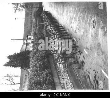 QUAND LES GARDES SONT EN PARADE - certains des gardes sur la marche'Somewhere in the West Country', British Army Banque D'Images