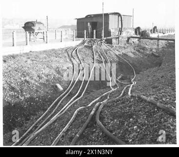 DÉMINAGE DES MINES PAR JET D'EAU À HAUTE PRESSION - maison de pompe à haute pression montrant la livraison du tuyau de la connexion d'eau de mer, armée britannique Banque D'Images