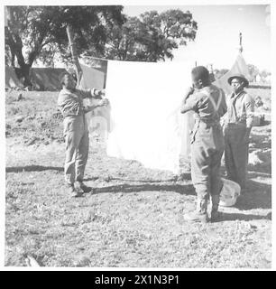 ITALIE : CINQUIÈME ARMYNURSES DANS LA TÊTE DE PONT D'ANZIO - deux Basuto Pioneer corps suspendus les draps pour sécher, armée britannique Banque D'Images