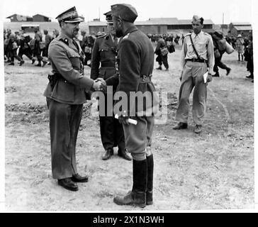 Le général Kordian Zamorski, commandant du dépôt de l'armée polonaise en Palestine, accueille un lieutenant-colonel arrivant de l'Union soviétique alors que les troupes polonaises sont équipées en 1942-1943. Banque D'Images