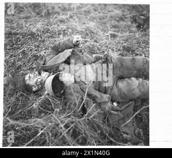 POUSSÉE BRITANNIQUE AU NORD DE MARK, HOLLANDE - Un allemand mort mutilé qui, pour ses conquêtes n'obtiendra que 6 pieds de sol néerlandais, armée britannique, 21e groupe d'armées Banque D'Images