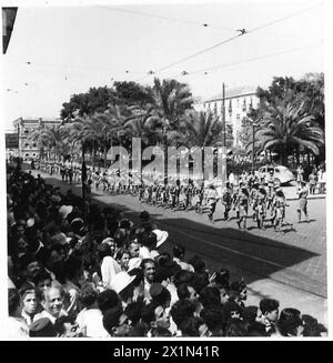 ENTRÉE DU GÉNÉRAL ET DES TROUPES BRITANNIQUES À BEYROUTH - les troupes australiennes accueillies par une foule nombreuse quand elles marchaient à travers la ville, l'armée britannique Banque D'Images