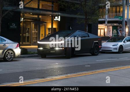 Seattle, États-Unis. 15 avril 2024. Un Tesla Cybertruck enveloppé noir mat sur la 3ème avenue dans le centre-ville. Banque D'Images