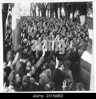 LA LIBÉRATION DE BAYEUX JUIN 1944 - foules écoutant les discours des membres des forces alliées et de la résistance française dans le centre de Bayeux, 9 juin 1944, Banque D'Images