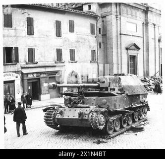 Vue en hauteur du canon automoteur Ferdinand montrant le haut du véhicule et l'entrée de l'équipage, armée britannique, 8e armée en Italie. Banque D'Images