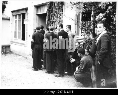 NOUVELLE ARMÉE FRANÇAISE EN FRANCE : LA NAISSANCE D'Une NOUVELLE ARMÉE FRANÇAISE SUR LE SOL FRANÇAIS - Queuing at the Recruiting Office, British Army, 21st Army Group Banque D'Images