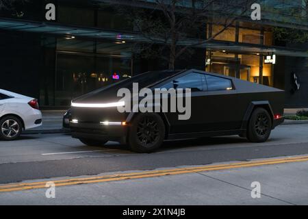 Seattle, États-Unis. 15 avril 2024. Un Tesla Cybertruck enveloppé noir mat sur la 3ème avenue dans le centre-ville. Banque D'Images