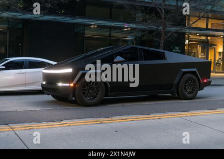 Seattle, États-Unis. 15 avril 2024. Un Tesla Cybertruck enveloppé noir mat sur la 3ème avenue dans le centre-ville. Banque D'Images