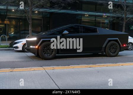 Seattle, États-Unis. 15 avril 2024. Un Tesla Cybertruck enveloppé noir mat sur la 3ème avenue dans le centre-ville. Banque D'Images