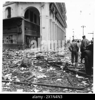 L'OCCUPATION ALLIÉE DE L'AFRIQUE DU NORD FRANÇAISE, 1942-1945 - officiers américains examinant les dégâts causés par les bombes à Alger occupée par les Alliés, 5 décembre 1942, US Army Banque D'Images