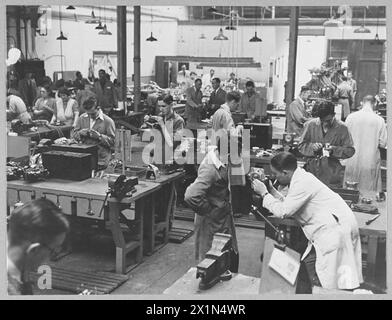 BRITISH'S CIVIL AIRWAYS AT WAR : pour l'histoire voir CH.14313 - photo (publiée en 1945) montre - Une vue générale de l'atelier de magnéto dans l'usine B.O.A.C. qui dépouille et réassemble des moteurs d'avion usagés pour la R.A.F, Royal Air Force Banque D'Images