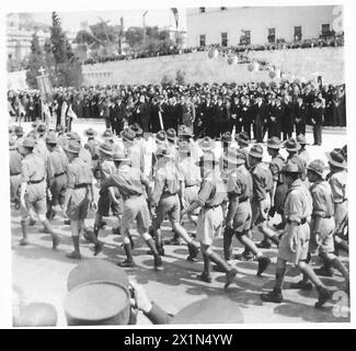 Les Boy Scouts mènent la marche passée lors des célébrations de la fête de l'indépendance de la Grèce, observées par le personnel de l'armée britannique. Banque D'Images