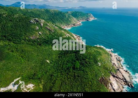 Littoral pittoresque avec montagnes et océan bleu. Vue aérienne avec montagnes et océan avec vagues Banque D'Images