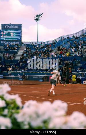 Barcelone, Espagne, 17 avril 2024. Sabadell Open Banc - Trophée Conde de Godo 71 - Sebastian Ofner (AUS) contre Stefanos Tsitsipas (GRE). Crédit : JG/Alamy Live News Banque D'Images