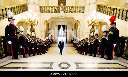 Bruxelles, Belgique. 17 avril 2024. Roi Philippe - Filip de Belgique monte les marches tandis que le prince Gabriel et ses camarades étudiants, en costume de gala militaire, montent la garde, en prévision d'une réception au palais royal à l'occasion de la présidence belge du Conseil de l'Union européenne et du Conseil européen extra-ordinaire, à Bruxelles, le mercredi 17 avril 2024. GROUPE DE PHOTOS BELGA BENOIT DOPPAGNE crédit : Belga News Agency/Alamy Live News Banque D'Images