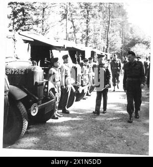 LORD MAYOR OF LONDON PRÉSENTE DES FRAGMENTS DE CLOCHE D'ARC À Une DIVISION LONDONIENNE - le Lord Mayor inspectant les ambulances de la division RAMC, armée britannique Banque D'Images