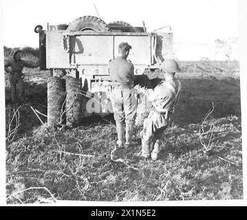 ITALIE : HUITIÈME RÉCUPÉRATION DE l'ARMYREME SUR LE TERRAIN - L'équipage du Scammel détache et rembobine leurs cordes de treuil, British Army Banque D'Images