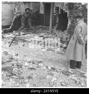 LE SECRÉTAIRE D'ÉTAT À LA GUERRE REND VISITE AUX TROUPES - Sir James Grigg regarde une démonstration de combats de rue, British Army Banque D'Images