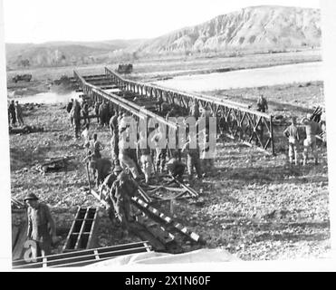 ITALIE : HUITIÈME armée néo-zélandaise traversant la RIVIÈRE SANGRO - long plan du pont Bailey alors qu'il oscille au-dessus de la Sangro, armée britannique Banque D'Images