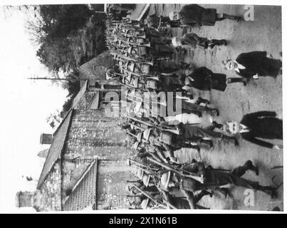 QUAND LES GARDES SONT EN PARADE - certains des gardes sur la marche'Somewhere in the West Country', British Army Banque D'Images