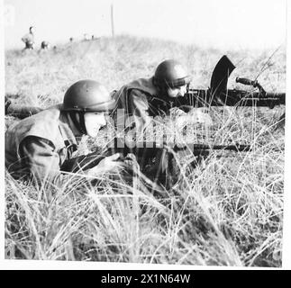 Deux parachutistes armés de canons Thompson et Bren surveillent un exercice lors de l'entraînement de la 4e brigade de fusiliers du cadre en Grande-Bretagne, de 1940 à 1947, observé par le général Władysław Sikorski. Banque D'Images