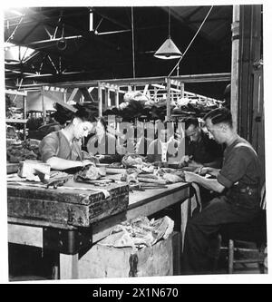 ROYAL ORDINANCE CORPS : DÉPÔT DE MAGASINS DE RETOUR - soldats et civils travaillent ensemble. Ici, on les voit effectuer des réparations à la main sur l'équipement de sangle, armée britannique Banque D'Images