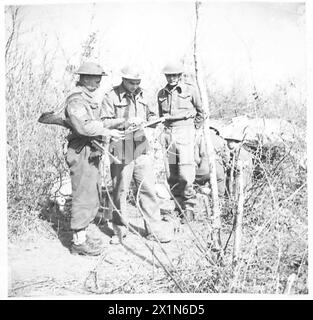 CINQUIÈME ARMÉE : ANZIO BRIDGEHEADINFANTRY PATROUILLE DANS LA TÊTE DE PONT (RECONSTRUITE DANS LA LIGNE) - le commandant, le lieutenant-colonel Shane, M.C., informe le sergent Trainor pour sa patrouille de combat, et lui montre son itinéraire sur un ensemble de mosaïques, British Army Banque D'Images