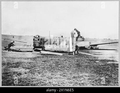 RAF BOMBER COMMAND 1940 - Whitley N1375/DY-N du No 102 Squadron en cours de démantèlement en préparation du transport par route vers une unité de maintenance, suite à des dommages causés par des éclats à son système hydraulique au-dessus de Ludwigshafen, 20-21 juin 1940, Royal Air Force Banque D'Images