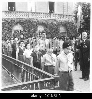 JOUR DE LA BASTILLE À BAYEUX - jeunes scouts français au service au Mémorial de guerre de Bayeux pour célébrer le jour de la Bastille, armée britannique, 21e groupe d'armées Banque D'Images