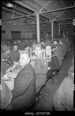 LES FORCES ALLIÉES CÉLÈBRENT LA PÂQUE : TRADITIONS JUIVES EN GRANDE-BRETAGNE EN TEMPS DE GUERRE, AVRIL 1944 - parmi ceux qui apprécient leur repas de Pâque se trouvent un soldat A C Levine du Middlesex Regiment et Stoker J Green de la Royal Navy (les deux au centre), qui, selon la légende originale, sont de vieux amis, qui travaillaient tous les deux comme chauffeurs de taxi londoniens avant la guerre du même grade et se sont rencontrés pour la dernière fois en Écosse il y a deux ans, l'armée britannique, le Middlesex Regiment (Duke of Cambridge's Own) Banque D'Images