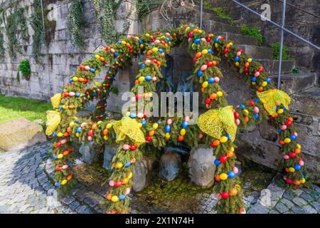 Kronach : bien avec décoration d'oeufs de Pâques à Oberfranken, haute-Franconie, Bayern, Bavière, Allemagne Banque D'Images