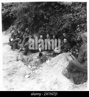 L'ATTAQUE AU SUD DE CAEN - prisonniers allemands de la 753ème Division Grenadiers, capturés à Boussigny. Ils ont été capturés par les troupes du Dorsetshire Regiment, et semblaient très heureux d'être entre nos mains, l'armée britannique, le 21e groupe d'armées Banque D'Images